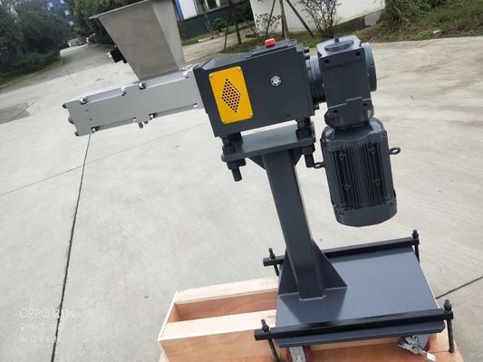 Titreşimli Dönen Çift Vidalı Ekstruder Yan Besleyici WPC Ekstruder İçin D2 Malzemesi